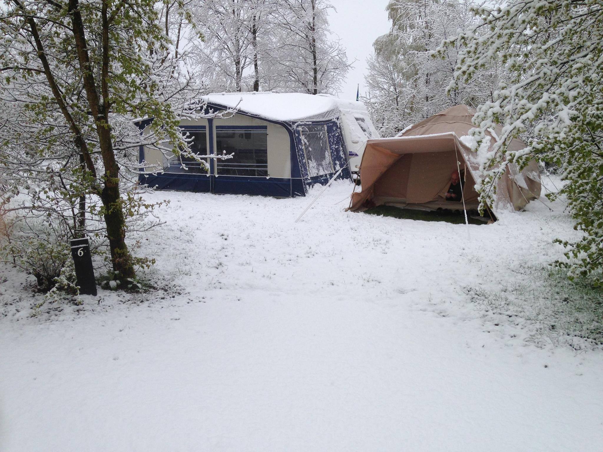 Winterkamperen in Drenthe in tent of caravan op het veld bij d' Oldekamp
